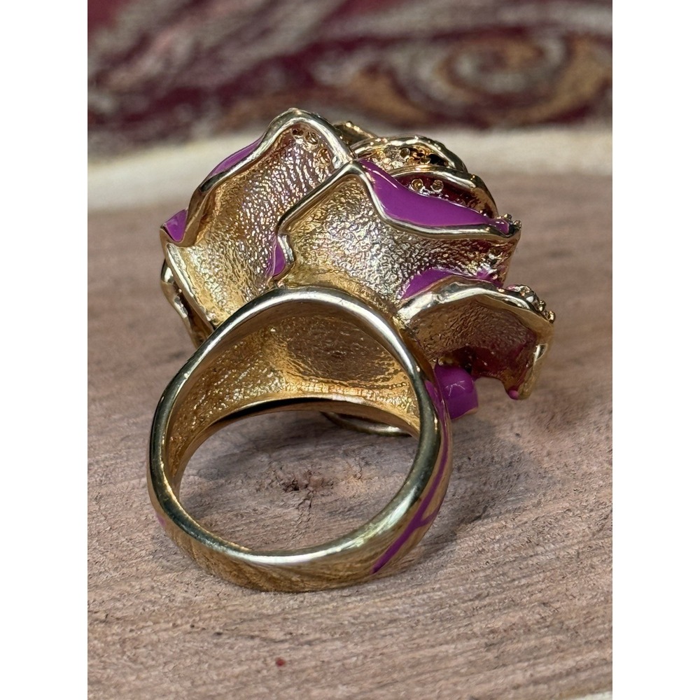 Large Chunky Enameled Rhinestone Rose‎ Cocktail Ring Sz 8 Gold Tone - Picture 4 of 6